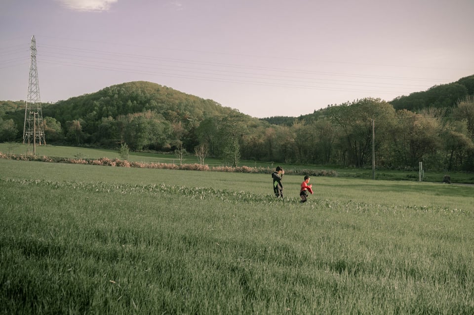 紋別の草原を走る子どもたち